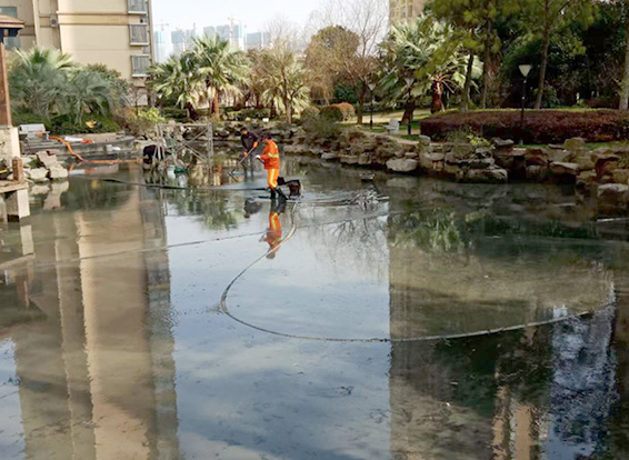 龙州景观池淤泥清理