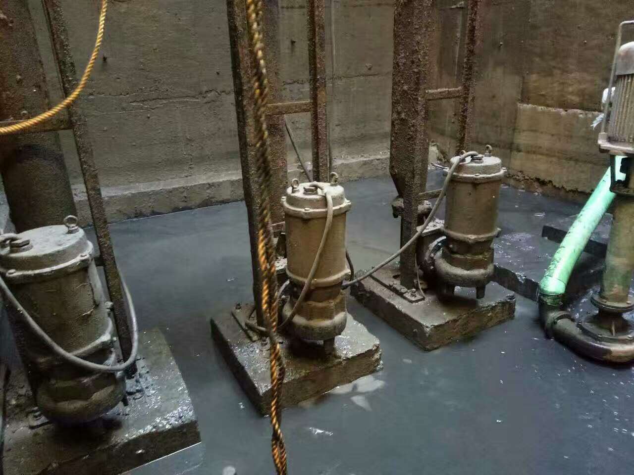 龙州污水池清理