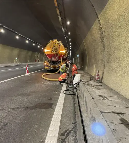 龙州隧道排水渠清淤